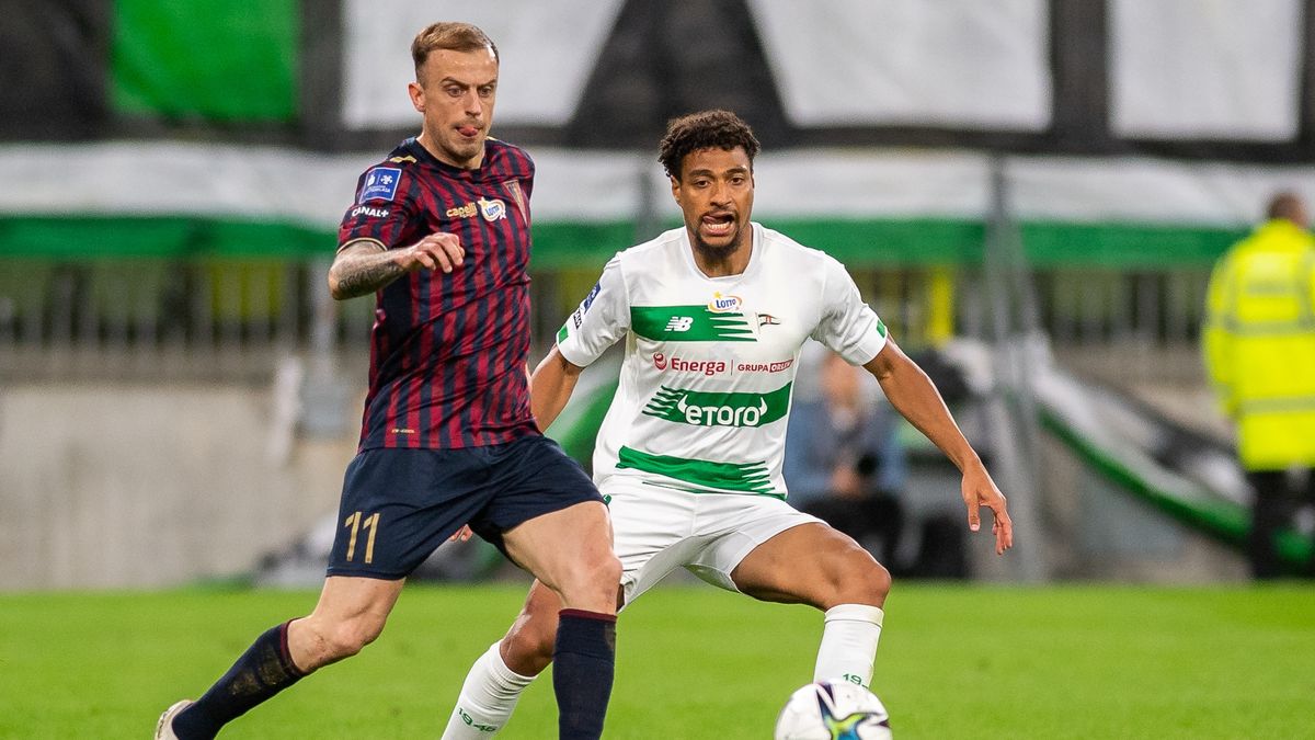 GDANSK, POLAND - MAY 14: Kamil Grosicki of Pogon Szczecin and Joseph Ceesay of Lechia Gdansk battle for the ball during the Polish Ekstraklasa match betweeen Lechia Gdansk and Pogon Szczecin at PGE Arena on May 14, 2022 in Gdansk, Poland. (Photo by Mateusz Slodkowski/vi/DeFodi Images via Getty Images)