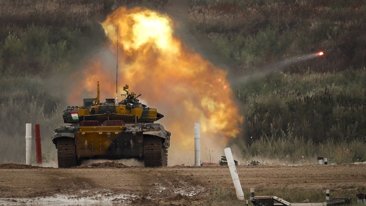 VII International Army Games ARMI-2022
epa10128936 Soldiers from Abkhazia on a T-72 B3 battle tank compete in an individual race during the Tank Biathlon 2022 as part of the International Army Games ARMI-2022 at the Alabino training and tactical complex outside Moscow, Russia, 19 August 2022. The event runs until 27 August.  EPA/YURI KOCHETKOV 
Dostawca: PAP/EPA.
YURI KOCHETKOV
ARMY-2022
