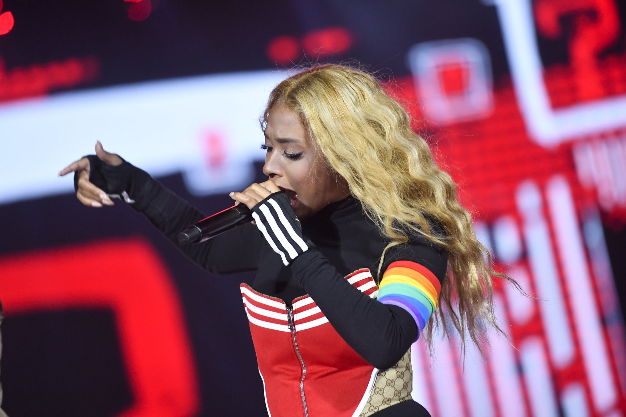 Black Eyed Peas z tęczowymi opaskami na Sylwestrze Marzeń TVP. Internet zapłonął