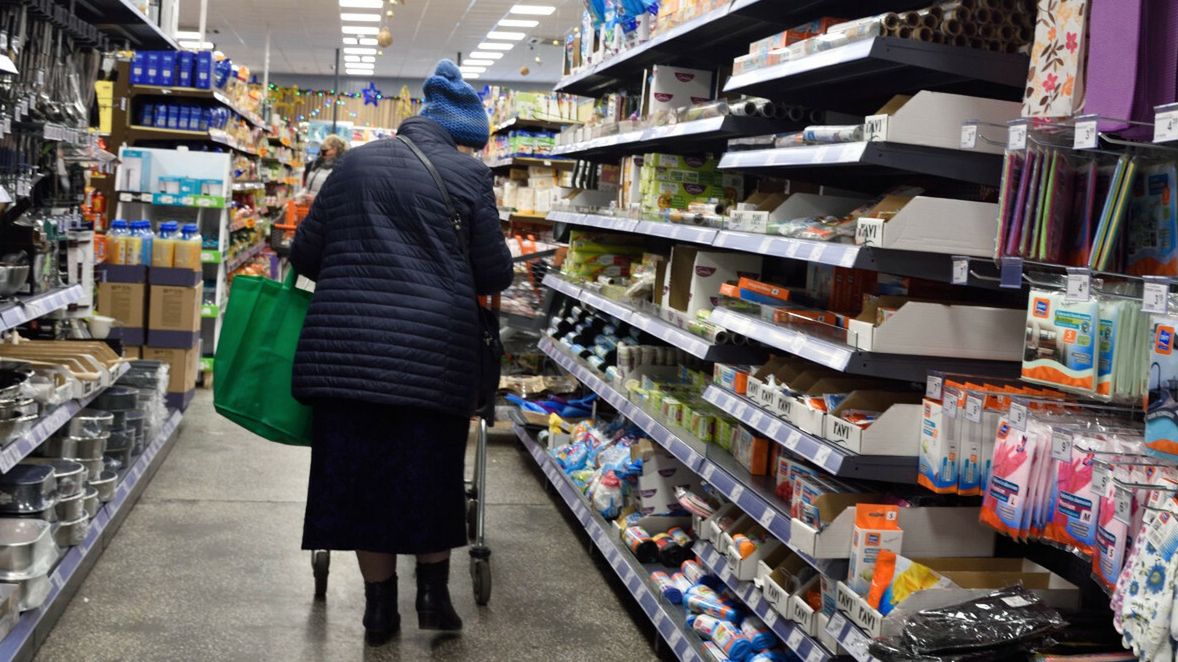 Inflacja - drogie zakupyFot. Bartlomiej Magierowski/EastNews. Wroclaw 2.12.2021. Supermarket Ponik. Inflacja i coraz wyzsze ceny wszystkich produktow. N/z: drobne artykuly domowe.Bartlomiej Magierowski