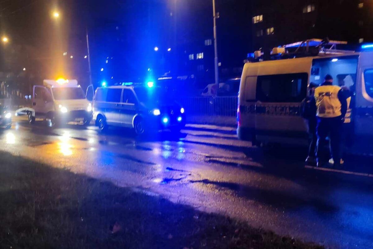 Kierowca skody (Bolt) uderzył w tył radiowozu przed przejściem dla pieszych