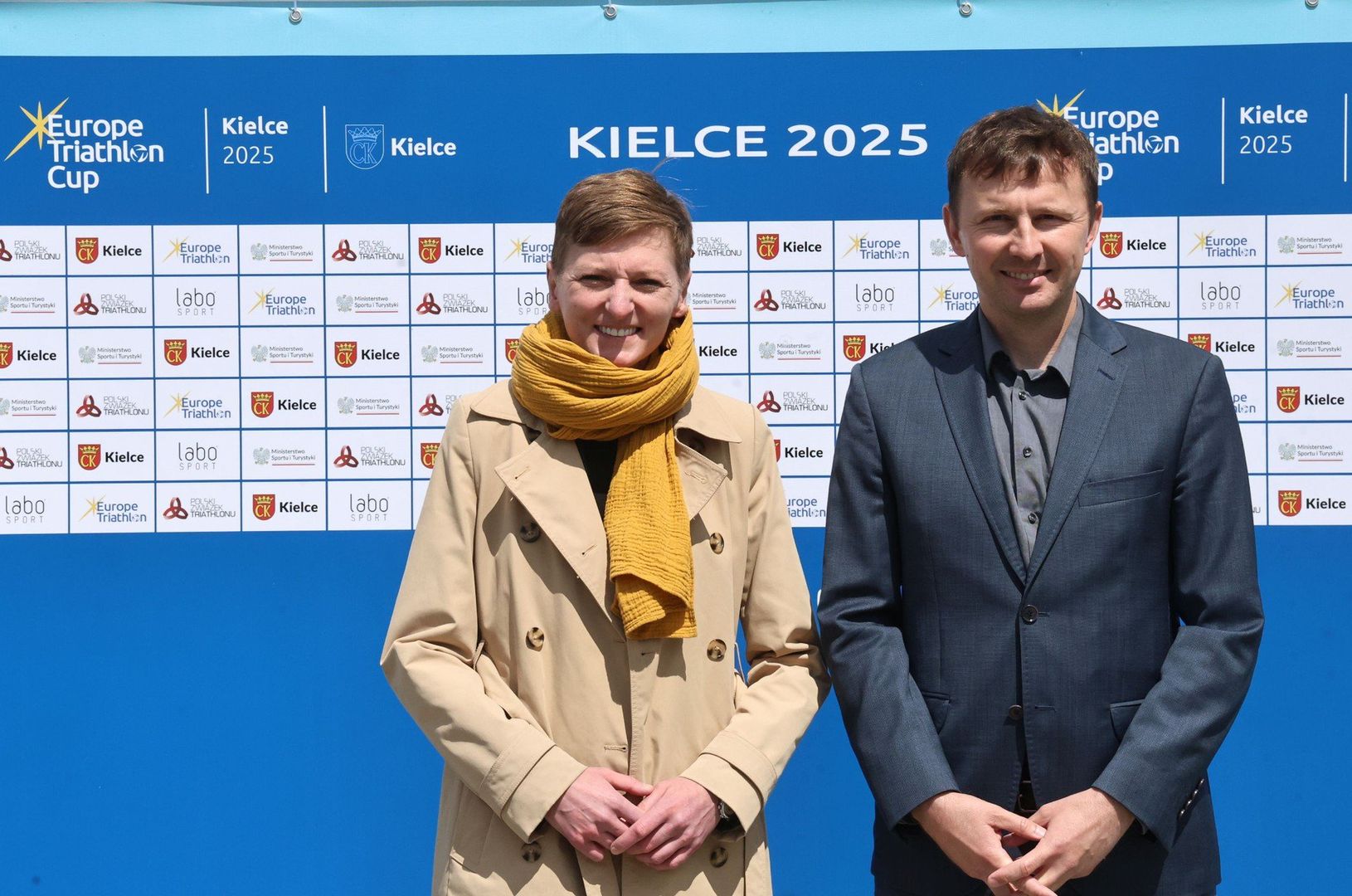Na zdjęciu Agata Wojda - prezydentka Kielc oraz Filip Szołowski - dyrektor sportowy Polskiego Związku Triathlonu