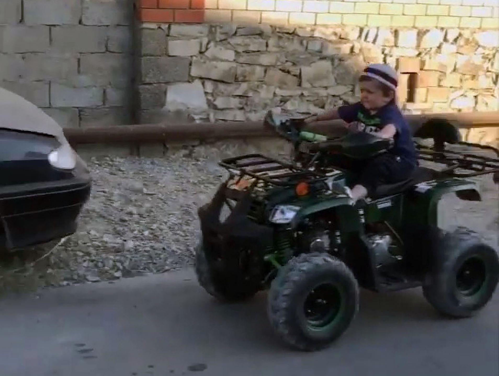 18-latek w skórze dziecka