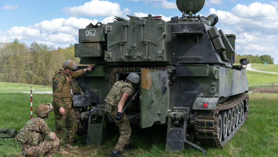 Ukraińscy artylerzyści ładujący haubicę samobieżną M109 podczas ćwiczeń