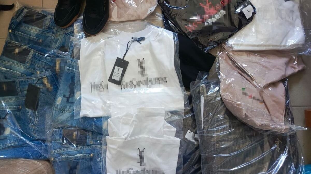 Mieszkanka Lublina sprzedawała podczas transmisji podrobioną odzież