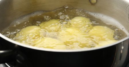 Sama sól to za mało. Ziemniaki gotuje w tym wywarze i są pełne smaku