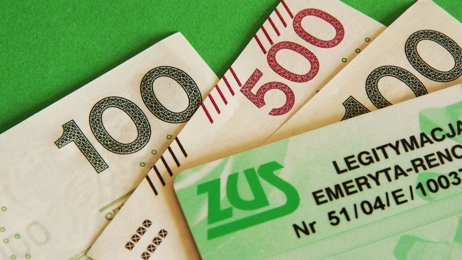 Stock Marek Bazak
PHOTO: ZOFIA I MAREK BAZAK / EAST NEWS 
N/Z Banknoty i tradycyjna legitymacja emeryta rencisty
ZOFIA BAZAK