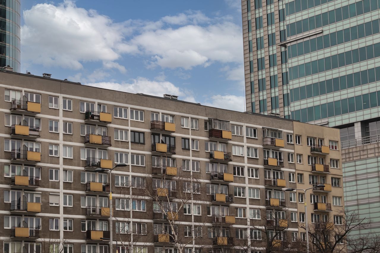 Tajemnicze znaki na warszawskich budynkach. "Mieszkam sama i się boję"