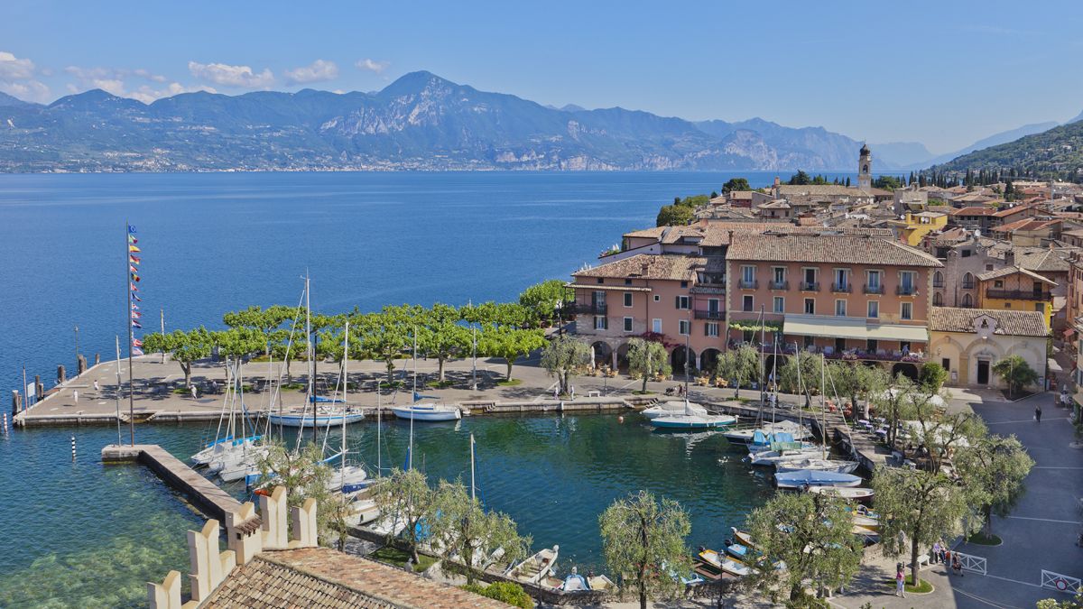 Kryzys nad jeziorem Garda. Turyści zgłaszają się do szpitali