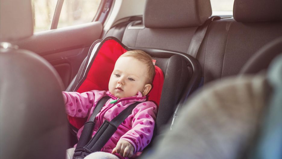 Niemowlę podróżując samochodem, musi być umieszczone w foteliku samochodowym