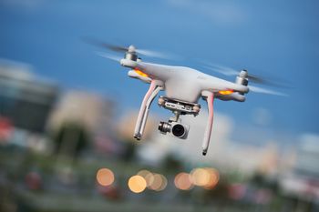Pozwolenie na lot dronem. Kiedy trzeba je mieć i ile kosztuje legalny start?