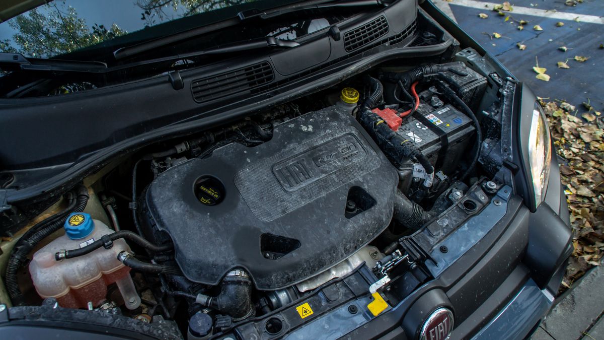 Im większy silnik, tym z reguły więcej przyczyn pisku i trudniejsze ustalenie, co jest przyczyną. Wymiana paska osprzętu może być bardzo czasochłonna.