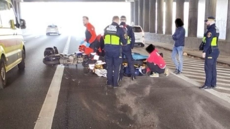 Wypadek motocyklisty na Trasie Łazienkowskiej. 