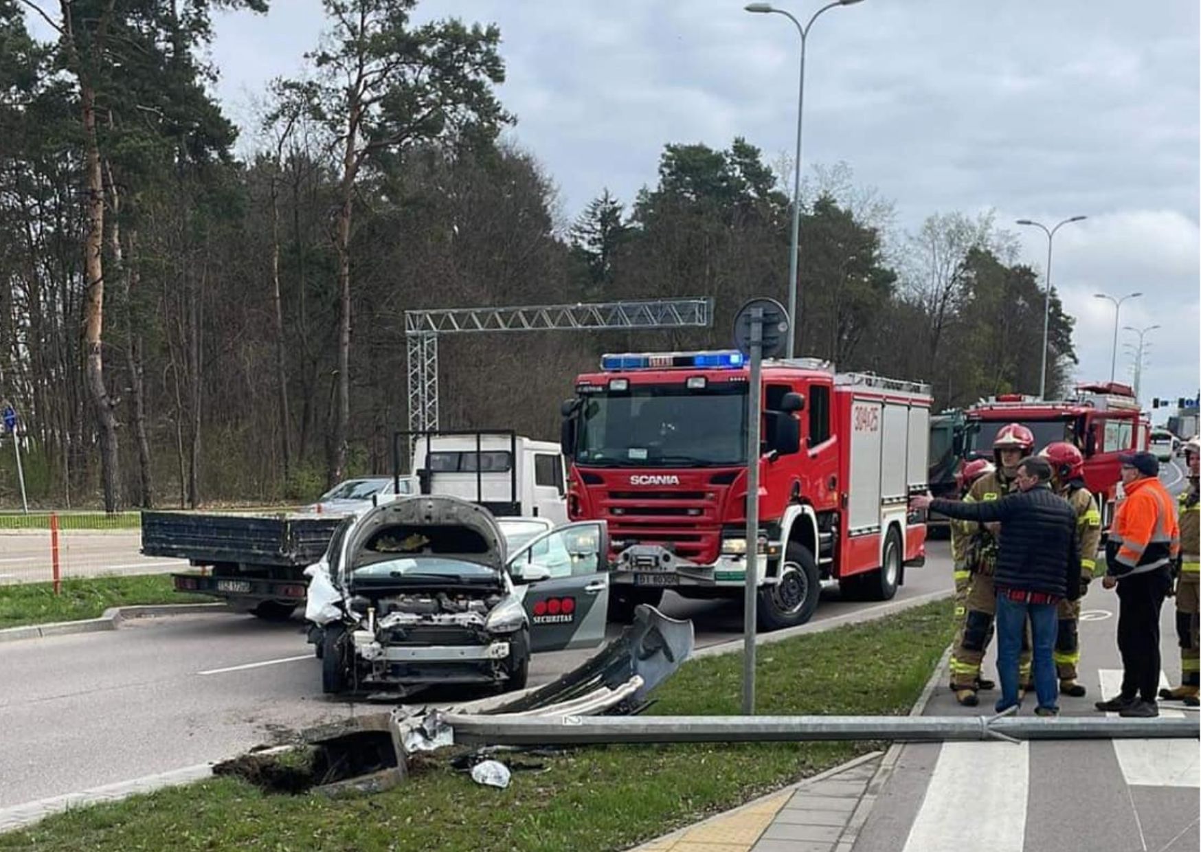 Spowodował wypadek i uciekł do lasu. Kierowcą okazał się pijany policjant