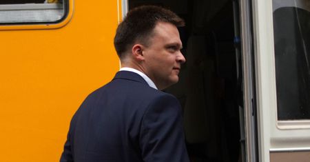 Nowy sondaż dla WP. "PO czeka aż Hołownia poleci do Portugalii"