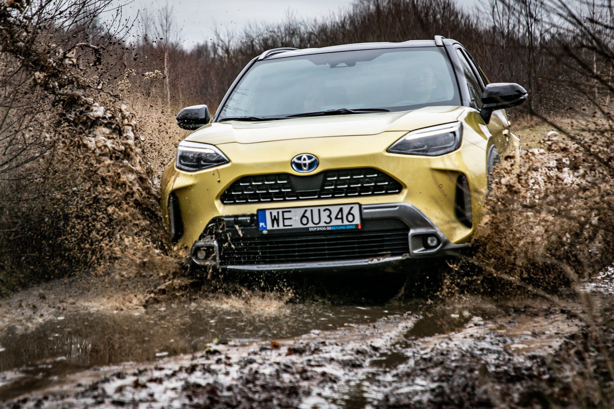 W błocie Toyota Yaris Cross radzi sobie lepiej niż dobrze. To, a nie piach, są odpowiednie przeszkody terenowe dla tego samochodu