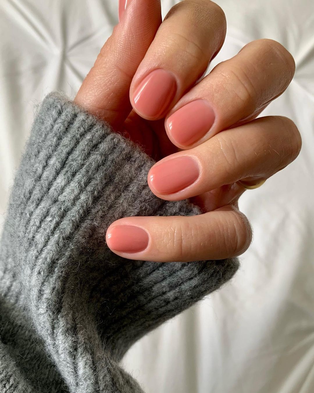 Klasyczny i naturalny manicure z krótką płytką paznokcia