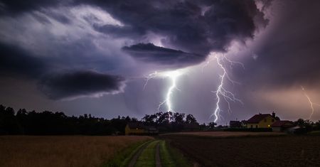 Podkarpackie niebo z piorunami w twórczości Andrzeja Błońskiego