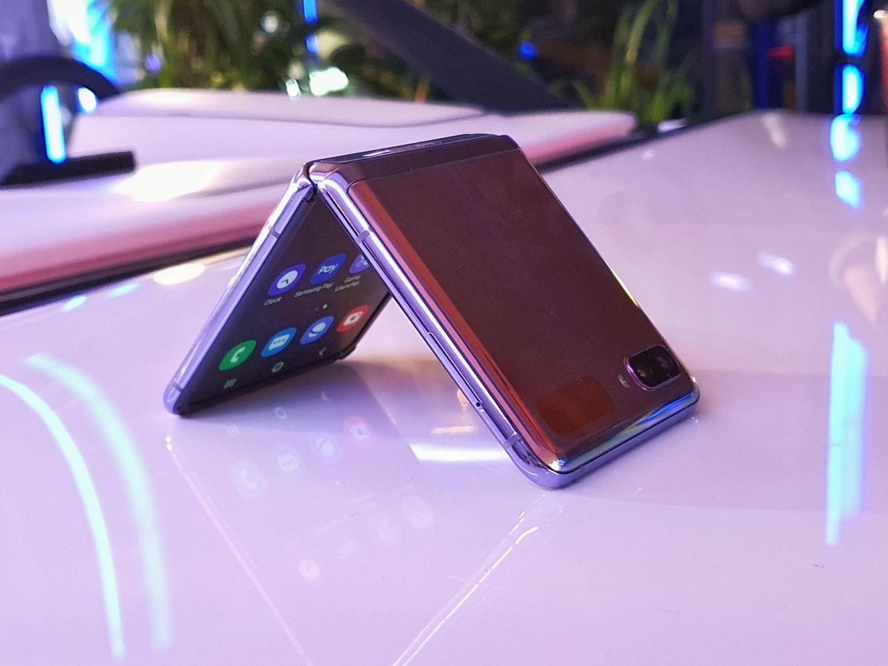Samsung Galaxy Z Flip udaje zwykły smartfon skuteczniej niż Motorola razr. Tak, to ogromna zaleta