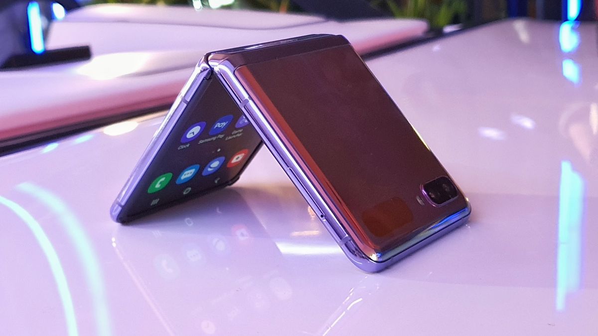 Samsung Galaxy Z Flip udaje zwykły smartfon skuteczniej niż Motorola razr. Tak, to ogromna zaleta 1