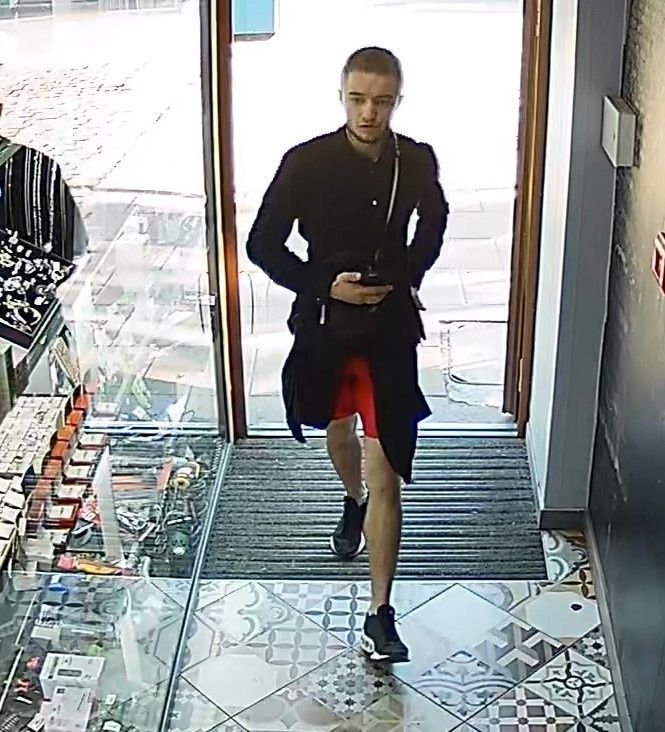 Policjanci próbują ustalić jego tożsamość.