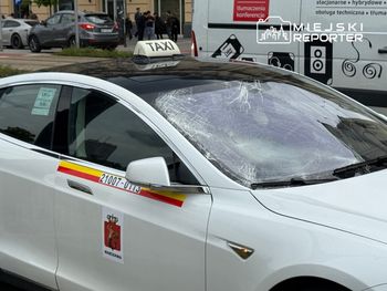 Pijany wbiegł na czerwonym w centrum Warszawy. Został potrącony