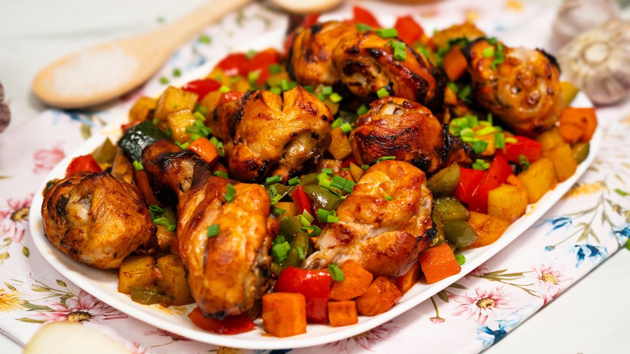 Hanging chicken method revolutionizes roasted meal prep