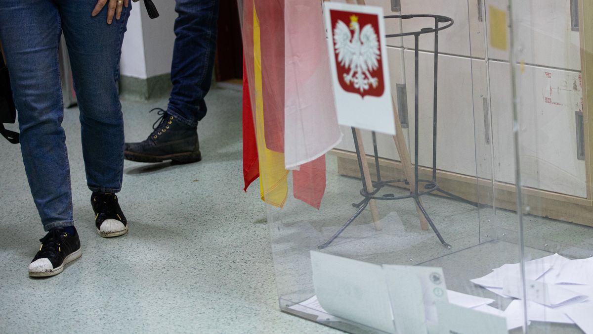 g�osowanie
Wroc�aw, 18.05.2025. Wybory prezydenta RP - I tura. G�osowanie w lokalu wyborczym we Wroc�awiu, 18 bm. Rozpocz�o si� g�osowanie w I turze wybor�w prezydenta RP. Do jego zako�czenia obowi�zuje cisza wyborcza. (mr) PAP/Krzysztof �wik
Krzysztof �wik
g�os, g�osowa�, g�osowanie, I tura, lokal wyborczy, prezydenckie, prezydenta rp, urna, wybory