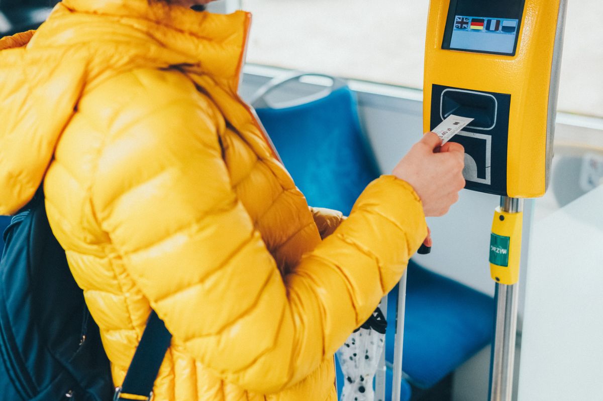 Kobieta kasuje bilet w autobusie