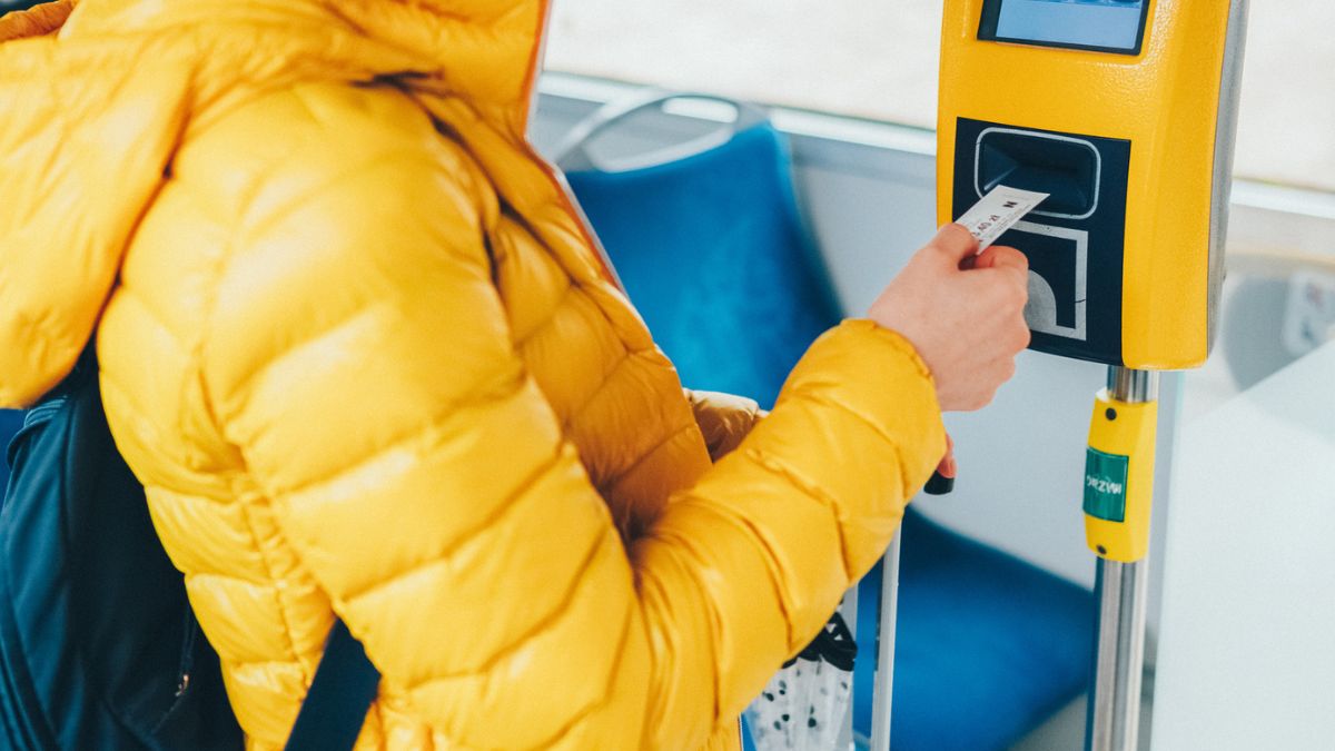 Kobieta kasuje bilet w autobusie