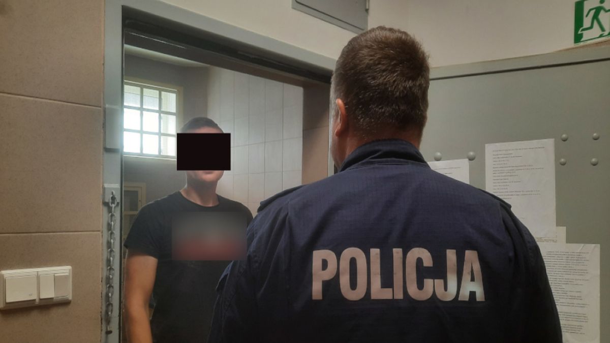 Chciał uniknąć kontroli. Staranował radiowóz. Trafił do aresztu.