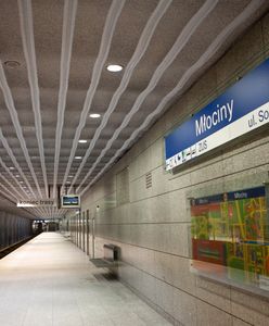 Warszawa. Bagaż w metrze. Pociągi kursują w pętli