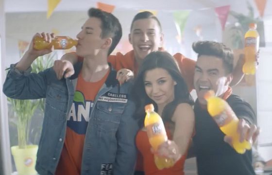 „Wkręć się do zabawy!” - Julia Wieniawa, Adam Zdrójkowski i Marcin Dubiel i Stuu promują Fantę (wideo)