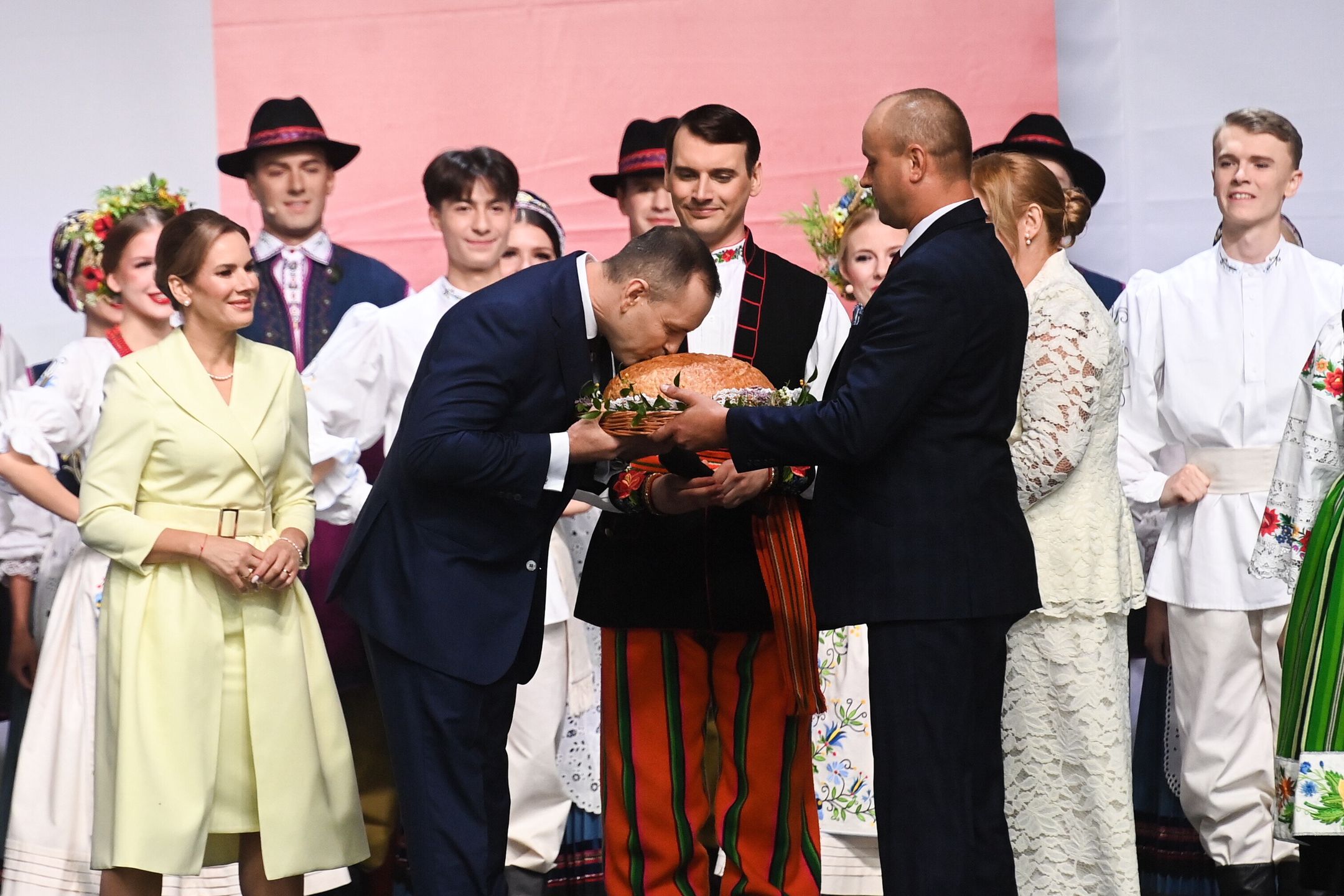 Warszawa, 14.09.2025. Głowa państwa RP Karol Nawrocki (2L) z małżonką Martą Nawrocką (L) podczas Dożynek Prezydenckich na dziedzińcu Pałacu Prezydenckiego w Warszawie, 14 bm. (aldg) PAP/Piotr Nowak