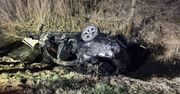 Solec nad Wisłą: 28-latek w BMW wypadł z drogi na rondzie. Kierowca zginął, trzy osoby ranne, w tym 19-latka ciężko