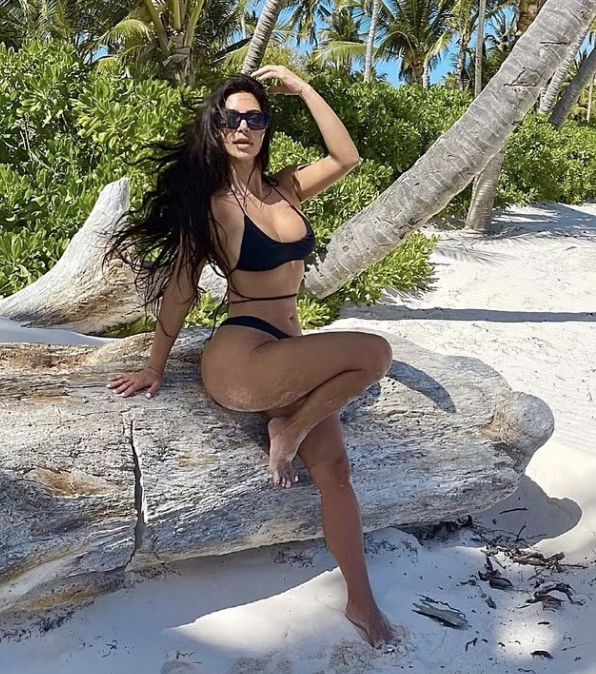 Kim Kardashian photoshopuje PALCE U STÓP?