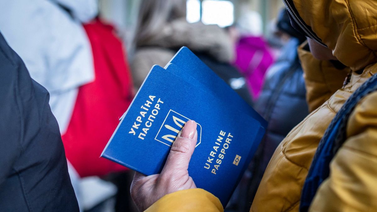Obywatele Ukrainy przyje?dzaj? do PolskiA woman holds her passport as she and other refugees stand in the line for free train tickets in the hall of the main railway station in Przemysl, southeastern Poland, on March 20, 2022. - Ten million people -- more than a quarter of the population -- have now fled their homes in Ukraine since Russia's invasion on February 24, 2022, the United Nations refugees chief said on March 20, 2022. UNHCR, the UN Refugee Agency, said nearly 3.4 million of the total had fled to neighbouring countries, mostly to the Polish border. (Photo by Wojtek RADWANSKI / AFP)WOJTEK RADWANSKI