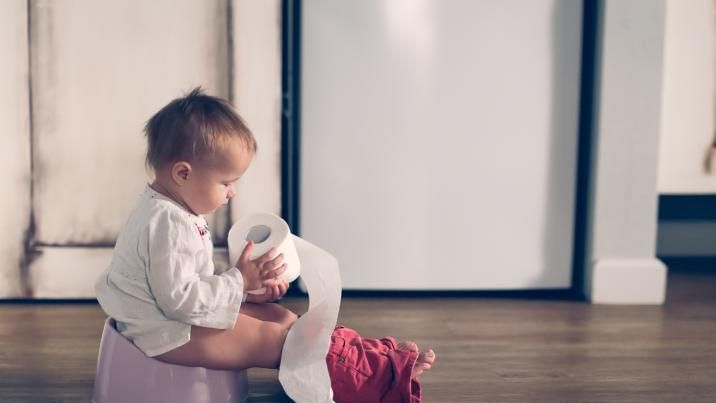mama wspiera dziecko podczas nauki korzystania z nocnika