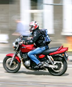 Warszawa. Zderzenie dwóch motocyklistów z samochodami
