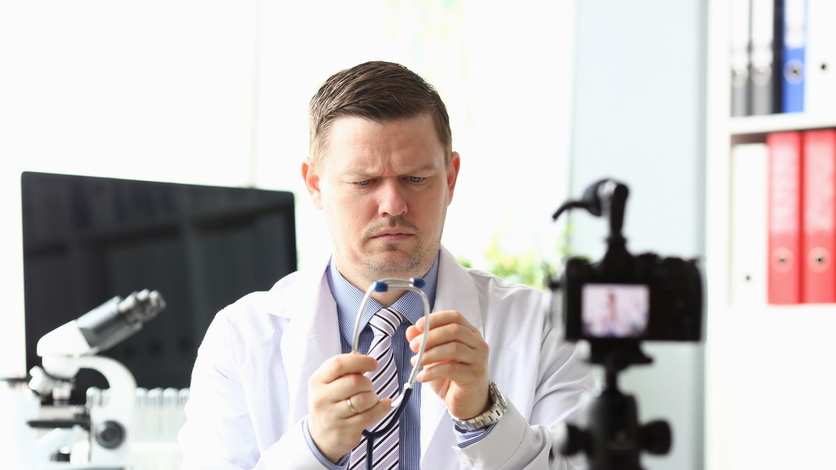 Nowe przepisy zakazują udawania lekarza w reklamie. Lekarzom też nie pozwalają na branie w nich udziału