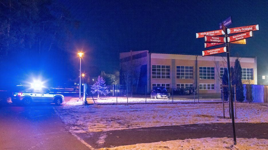 Kadzidło, 29.11.2023. Służby podczas pracy w miejscu ataku nożownika w Zespole Szkół Powiatowych w Kadzidle, 29 bm. 18-latek wtargnął na lekcję i zaatakował koleżankę i kolegę. Młoda kobieta została ranna w brzuch, a chłopak w szyję. Dodatkowo, już poza szkołą, nastolatek zranił trzecią osobę. 18-latek został złapany. (ad) PAP/Marcin Onufryjuk
