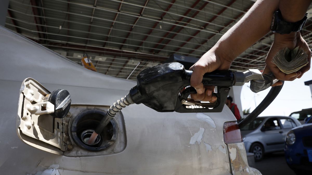 Na zdjęciu wlew w samochodzie i pistolet dystrybutora