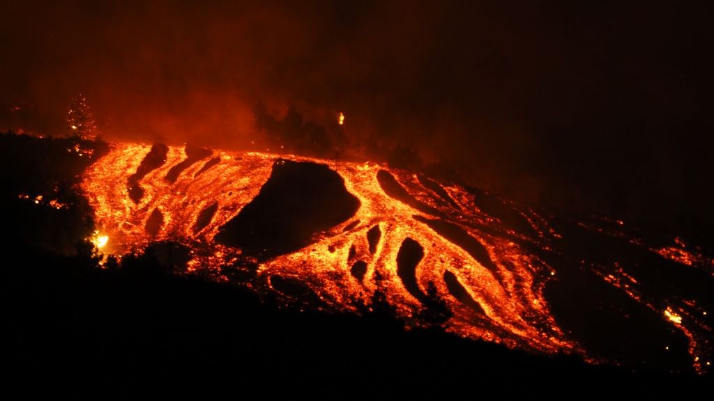 Lawa z wulkanu Cumbre Vieja dotarła do oceanu 