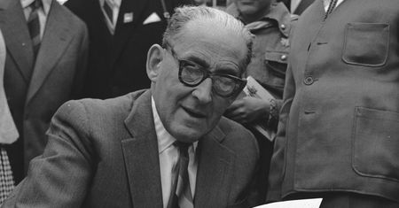 Jan Brzechwa. Niepoprawny donżuan, którego gestapowcy wzięli za obłąkanego