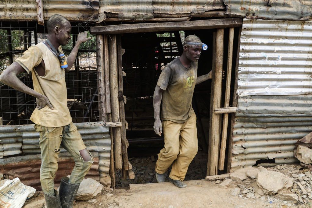 Trapped miners in Stilfontein: Rains halt rescue efforts