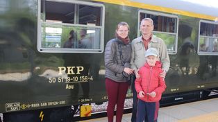 "Nieśpieszny" w Radomiu. Retro pociąg wzbudził wielkie zainteresowanie nie tylko miłośników kolei. Część pojechała, inni tylko obejrzeli