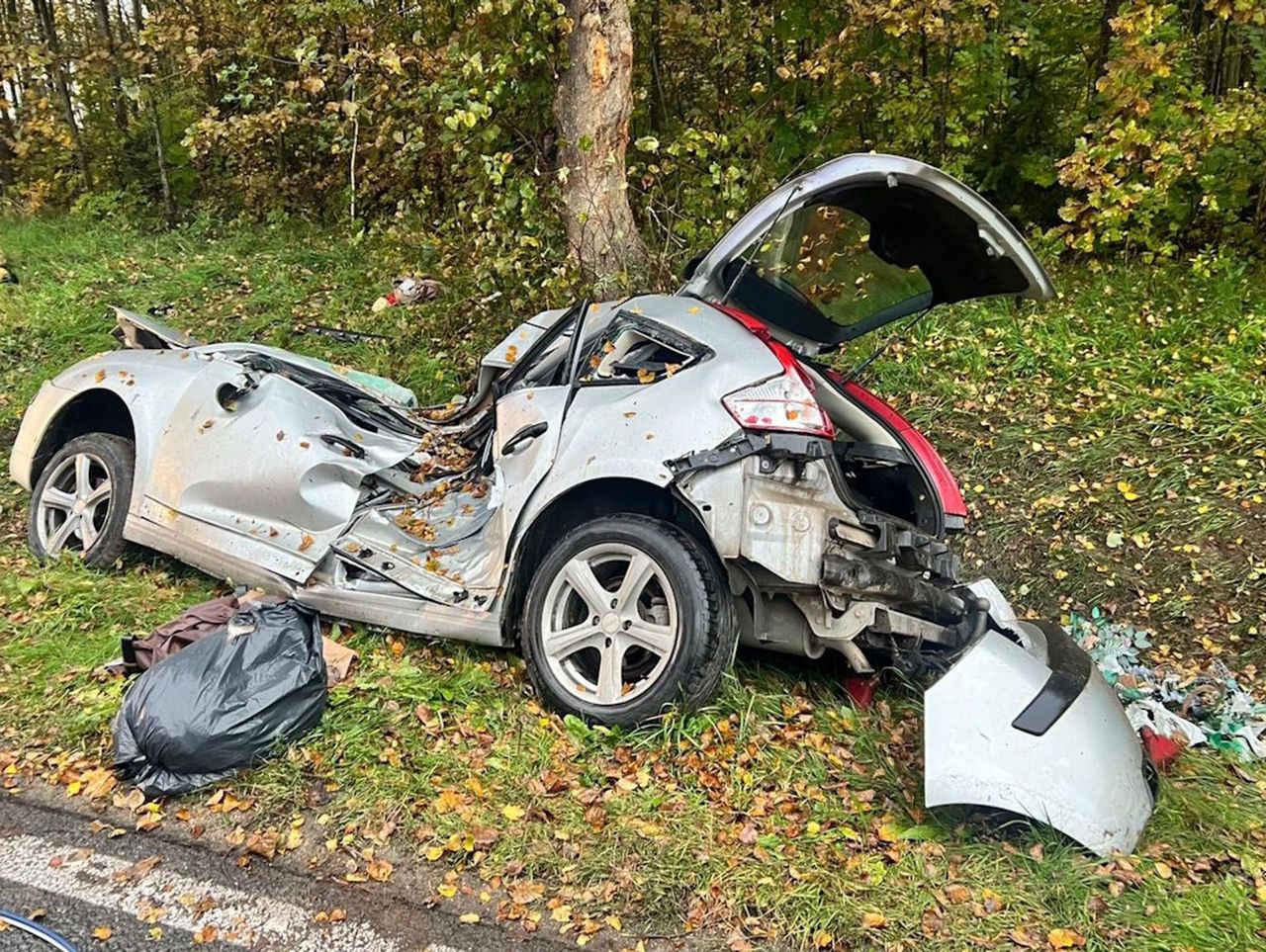 Sołdany: Citroen wypadł z drogi i uderzył w drzewo. Kierująca zginęła na miejscu