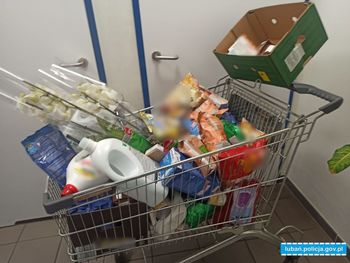 Kradli "na dwa razy". Pełny wózek spod drzwi zabierał wspólnik