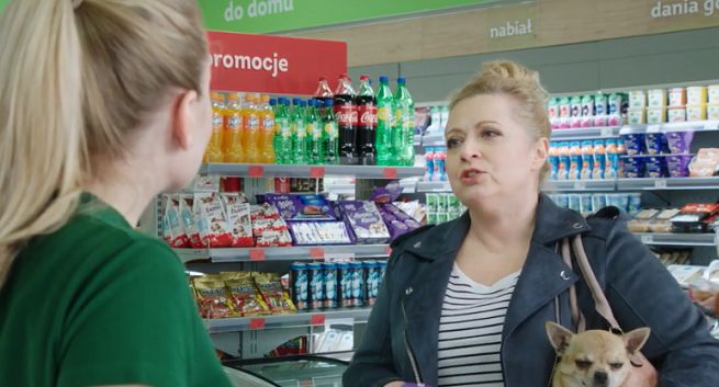 Gotowy obiad, spacer z psem i makijaż dzięki drugiemu śniadaniu w reklamach Żabki (wideo)