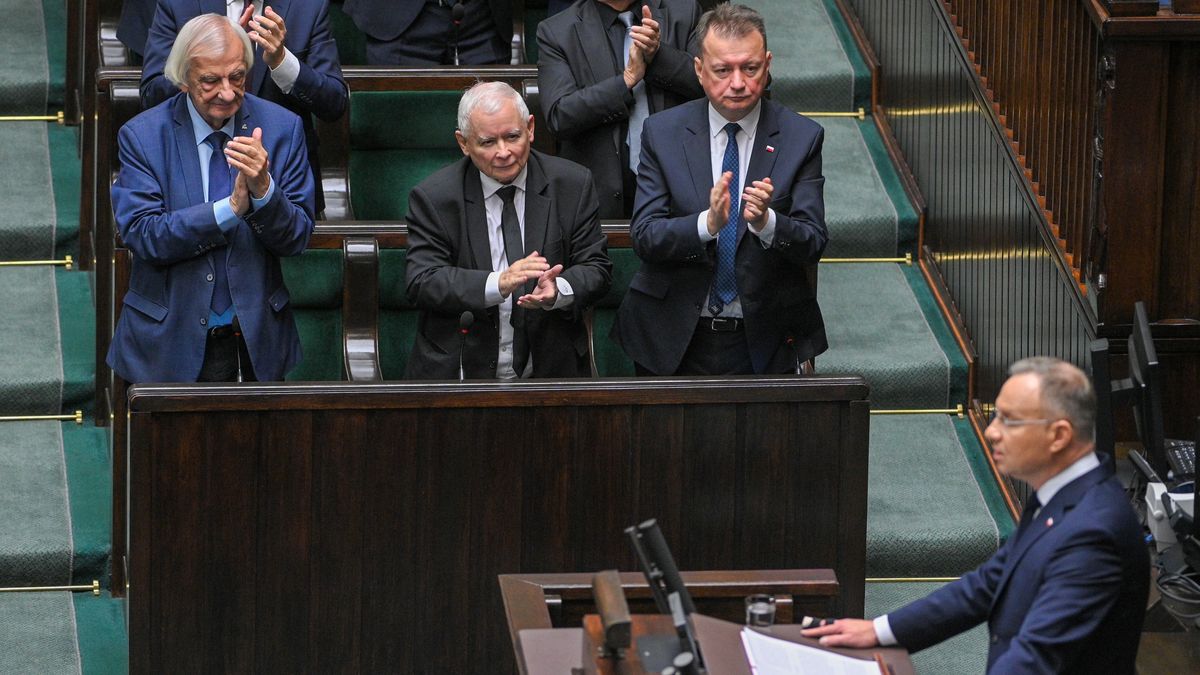 Warszawa, 16.10.2024. W pierwszym rzędzie od lewej: poseł PiS Ryszard Terlecki, prezes Prawa i Sprawiedliwości Jarosław Kaczyński oraz przewodniczący KP PiS Mariusz Błaszczak (P) na sali plenarnej Sejmu w Warszawie, 16 bm. Prezydent Duda wygłosił podczas posiedzenia izby orędzie w związku z rocznicą wyborów parlamentarnych z 2023 roku. (amb) PAP/Marcin Obara